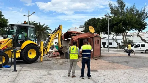 El alcalde este miércoles supervisando el derribo del quiosco de la plaza de Titerroy