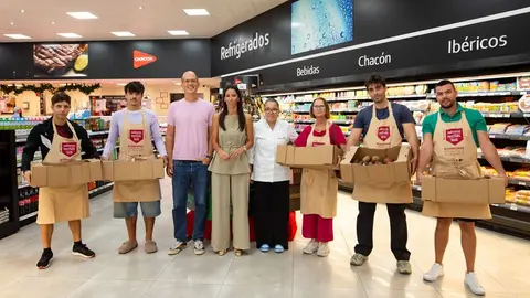 Los participantes llenaron sus cajas de productos del patrocinador, Chacón.
