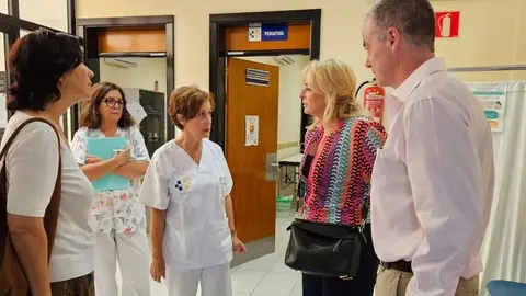 La consejera de Sanidad durante la visita