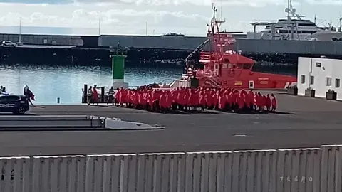 Imagen de la llegada reciente de un grupo de inmigrantes a Puerto Naos, en Arrecife.