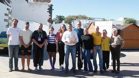 El presidente del Cabildo de Lanzarote y el consejero de Bienestar Social, junto a miembros de colectivos que gestionan el Punto Naranja