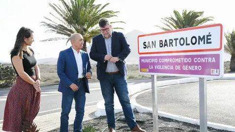 El alcalde de San Bartolomé, la concejal del Área y el director insular durante la presentación