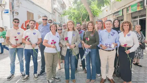 Los representantes del PP con su presidenta al frente este viernes en la Calle Real de Arrecife