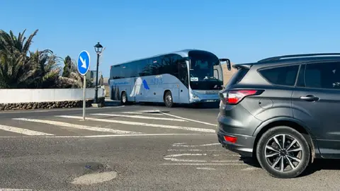 Imagen del peligroso cruce con muchos coches que vienen a toda velocidad y creen tener preferencia sin haber entrado en la rotonda.