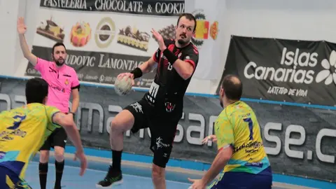 Imagen de una de las jugadas del San José en el encuentro.