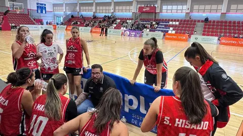 Las jugadoras escuchando atentas la charla del técnico.