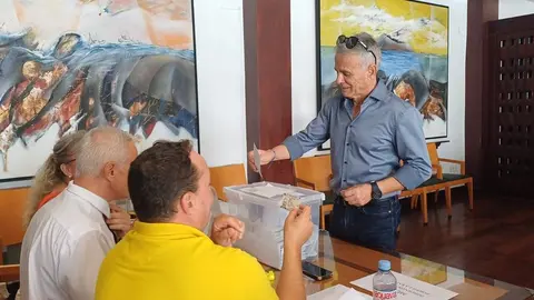 El actual presidente durante la votación.