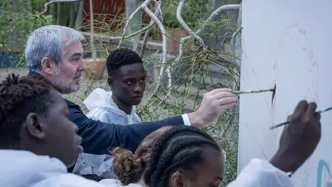 Fernando Clavijo este lunes con un grupo de jóvenes inmigrantes pintando un mural.