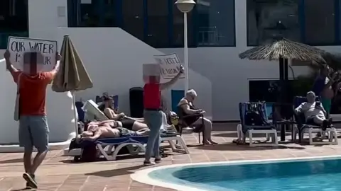 Imagen de los manifestantes que se colaron en las instalaciones del Papagayo Arena, hotel cuyas camas usa el PSOE para responsabilizar a Oswaldo Betancort de su existencia.