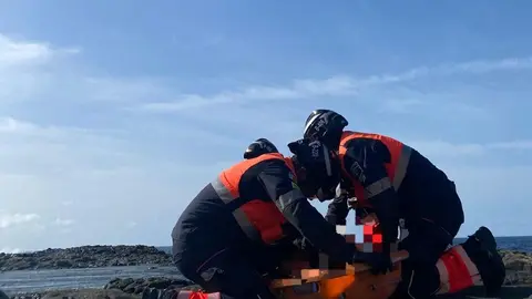 Los bomberos atendiendo al herido