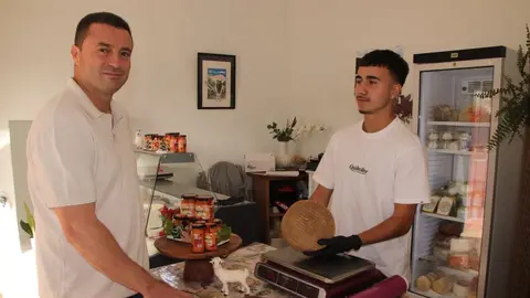 El alcalde de Yaiza en uno de los puntos de venta de queso local.