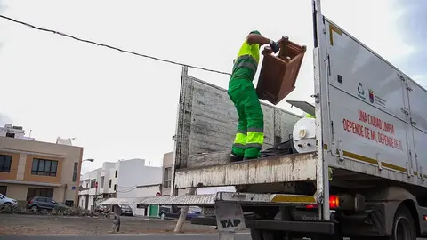 Un trabajador de Urbaser haciendo la recogida.