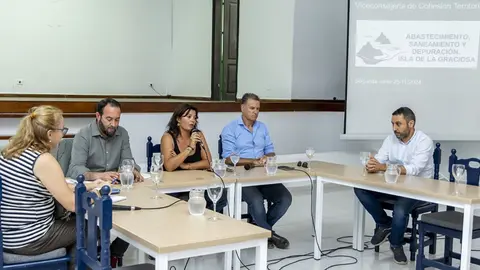 Imagen de la reunión con la alcaldesa de Teguise al frente.