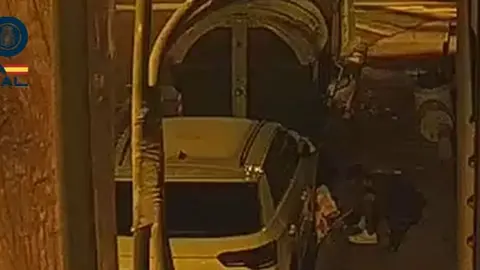 Momento en el que el pirómano prende fuego a un coche en Arrecife.
