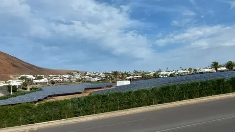 Imagen de una planta de mucho menor tamaño que está instalada en Playa Blanca, enfrente del hotel Natura Palace.