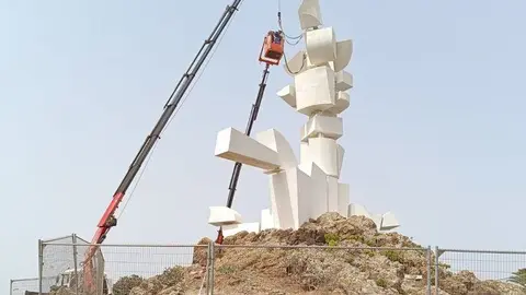 Imagen del momento en el que se desmontó la escultura del Monumento.
