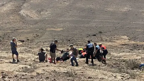 Imagen del momento del rescate del parapentista