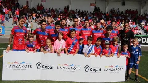 El equipo y su afición antes del choque