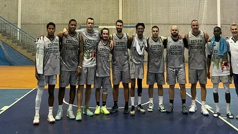 Jugadores del Baloncesto Costa Teguise tras el choque contra el Agüime.