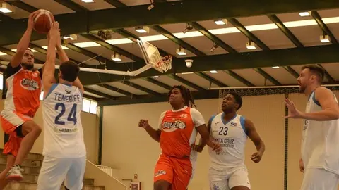 Jugador del Conejeros realizando un lanzamiento a la canasta rival.