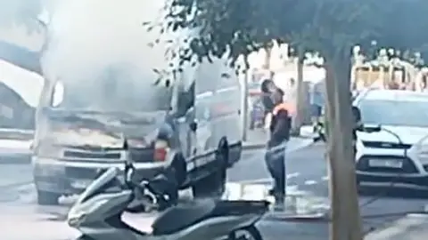 Bomberos apagando el fuego localizado en una furgoneta en Puerto del Carmen.