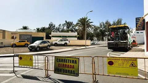 La empresa adjudicataria de los trabajos ha instalado el fin de semana vallas con carteles informando de los cierres, y los días y horarios previstos para el reasfaltado