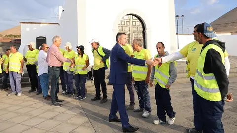 Oswaldo Betancort junto a José Juan Cruz junto a los participantes del plan de empleo de Tías.