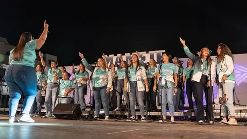 Imagen de una de las murgas femeninas actuando en Maneje.
