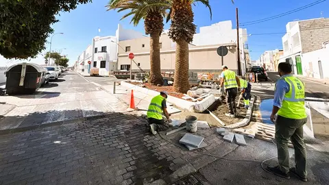 Yonathan de León visita los trabajos de mejorar la accesibilidad de espacios públicos y cruces de calles del barrio de Argana Baja