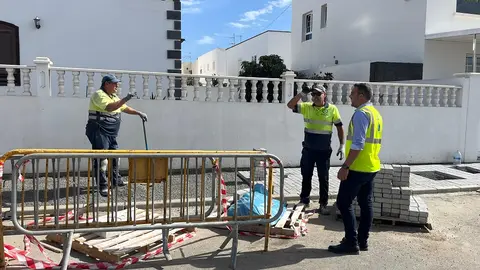 Jacobo Medina en una obra de acerado