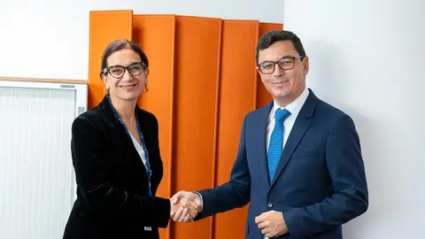 Pablo Rodríguez con la comisaria europea tras la reunión.