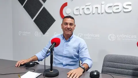 Oswaldo Betancort en el estudio de Crónicas Radio.