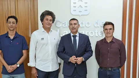 Representantes de la Unión Deportiva Lanzarote junto a Oswaldo Betancort y Héctor Fernández.