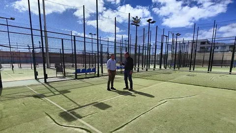 El vicepresidente y el consjero de Deportes en las canchas de pádel de la CDL (1)