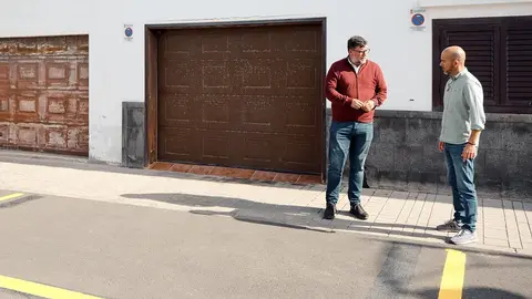 Isidro Pérez y Raúl de León junto a uno de los vados de San Bartolomé.