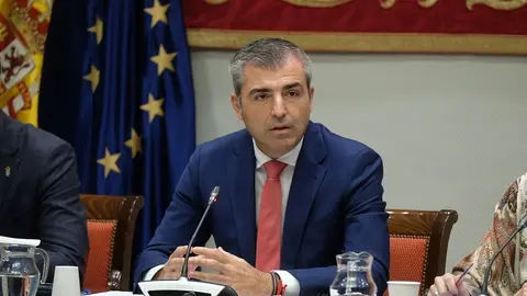 El consejero de Economia, Manuel Domínguez, en comision parlamentaria.