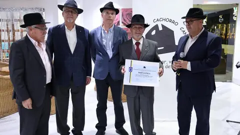 Francisco José Navarro recibiendo el Cachorro de Honor.