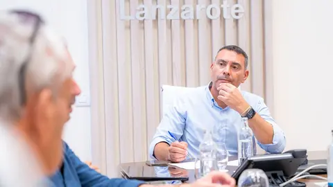 Reunión de Oswaldo Betancort con el sector del taxi.