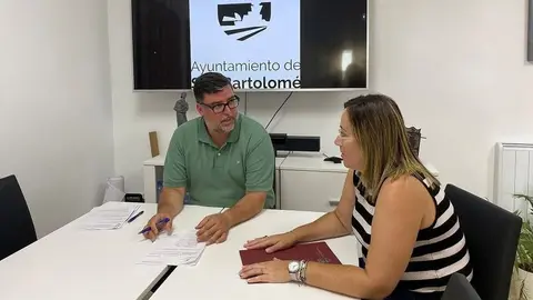 El alcalde de San Bartolomé y la concejal del Área debatiendo sobre el asunto