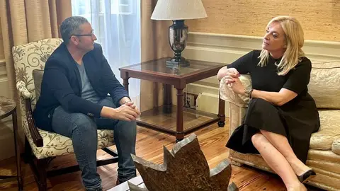 El concejal de Sanidad de Haría con la consejera de Sanidad del Gobierno de Canarias, Esther Monzón