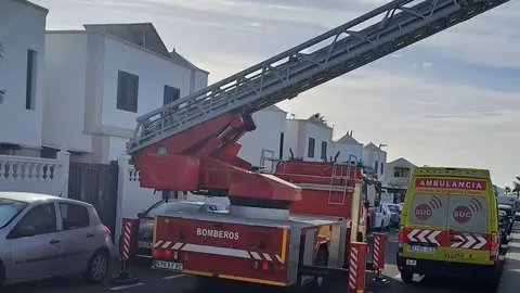 Momento en el que los bomberos tienen que sacar a la persona por la ventana de su domicilio