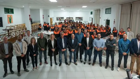 Foto de familia en el Centro Sociocultural de Nazaret