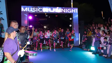 Salida de la categoría de 10 kilómetros de la Playa Blanca Music Run Night.