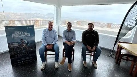 El alcalde de Haría en el centro con el consejero de Deportes del Cabildo y el concejal de Deportes.