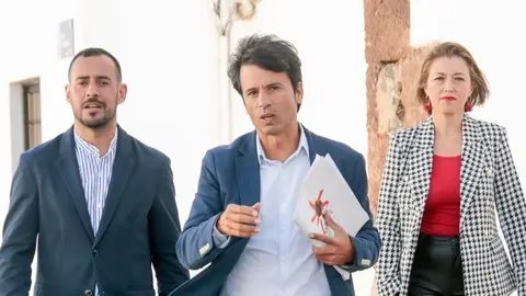 Marcos Bergaz (PSOE) junto a Sabina Vizcaíno y Tana Reyes 