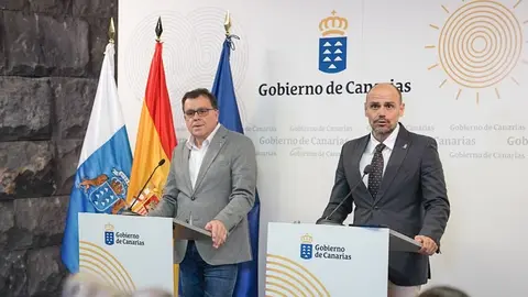 Manuel Miranda con Alfonso Cabello explicando los acuerdos del Consejo de Gobierno.