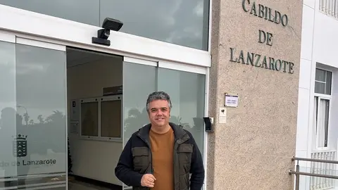 Armando Santana en la puerta del Cabildo.