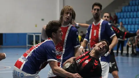 Jugador del San José Obrero intentando penetrar la defensa del Agustinos.