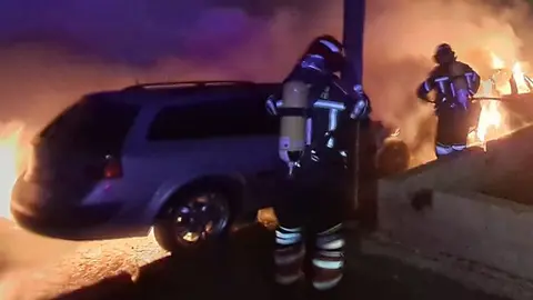 Incendio de vehículos en la calle Miguel Delibes 19.