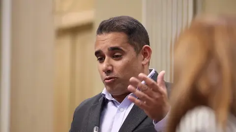 Yoné Caraballo le pregunta a la consejera de sanidad en el Parlamento de Canarias